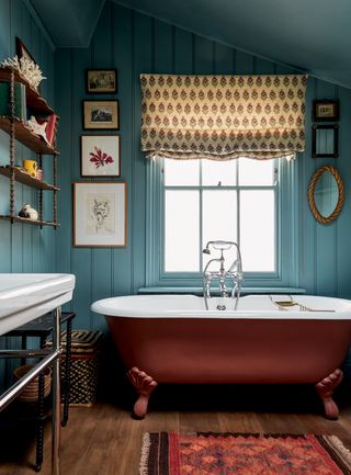 Image may contain Tub Bathtub Indoors Room and Interior Design