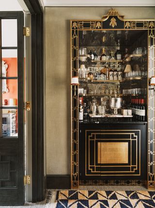A bar ‘nook has been created on the landing just off the drawing room in this London piedàterre designed by Veere...