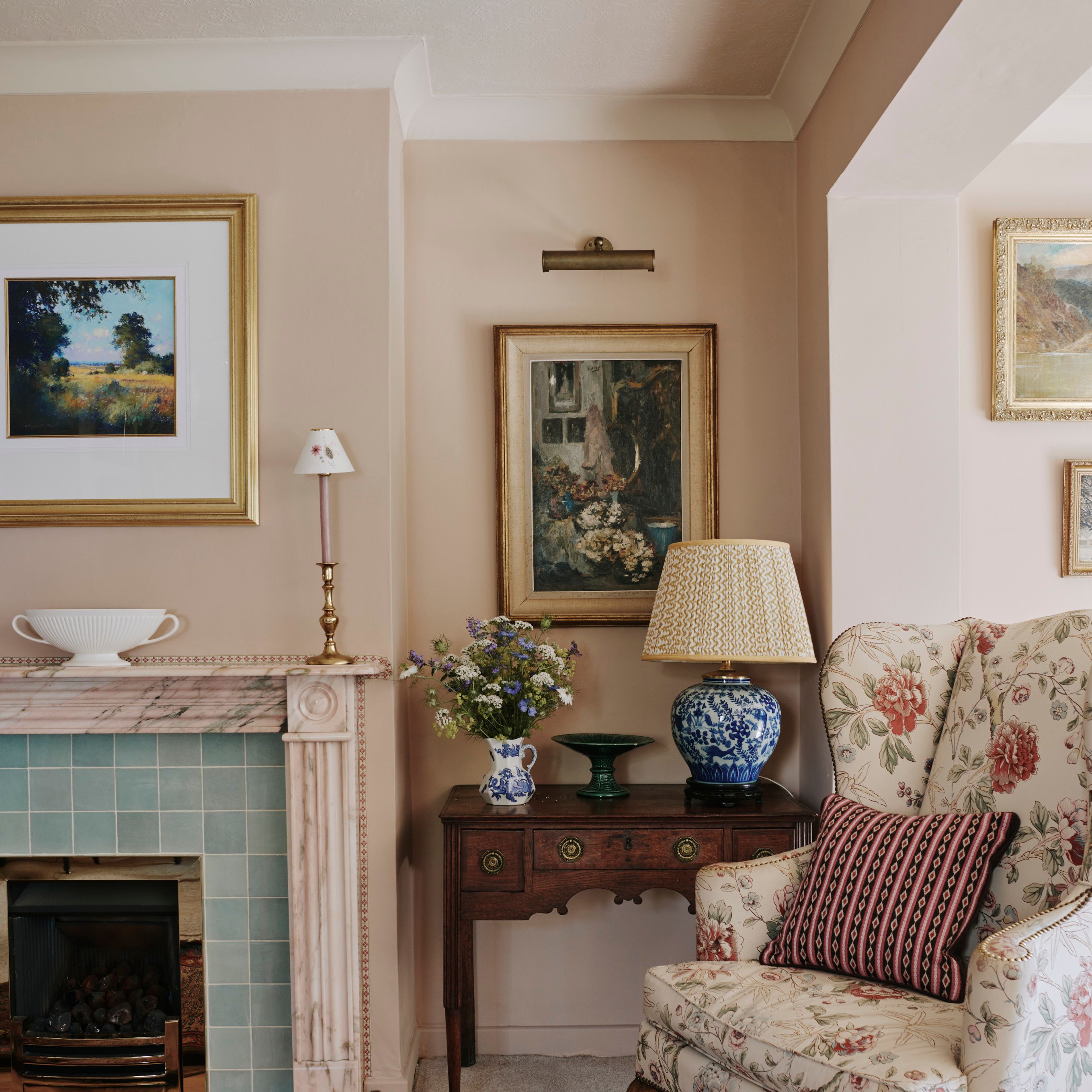 Dear Fiona: I'm moving back in with my mum but I can't stand her decoration